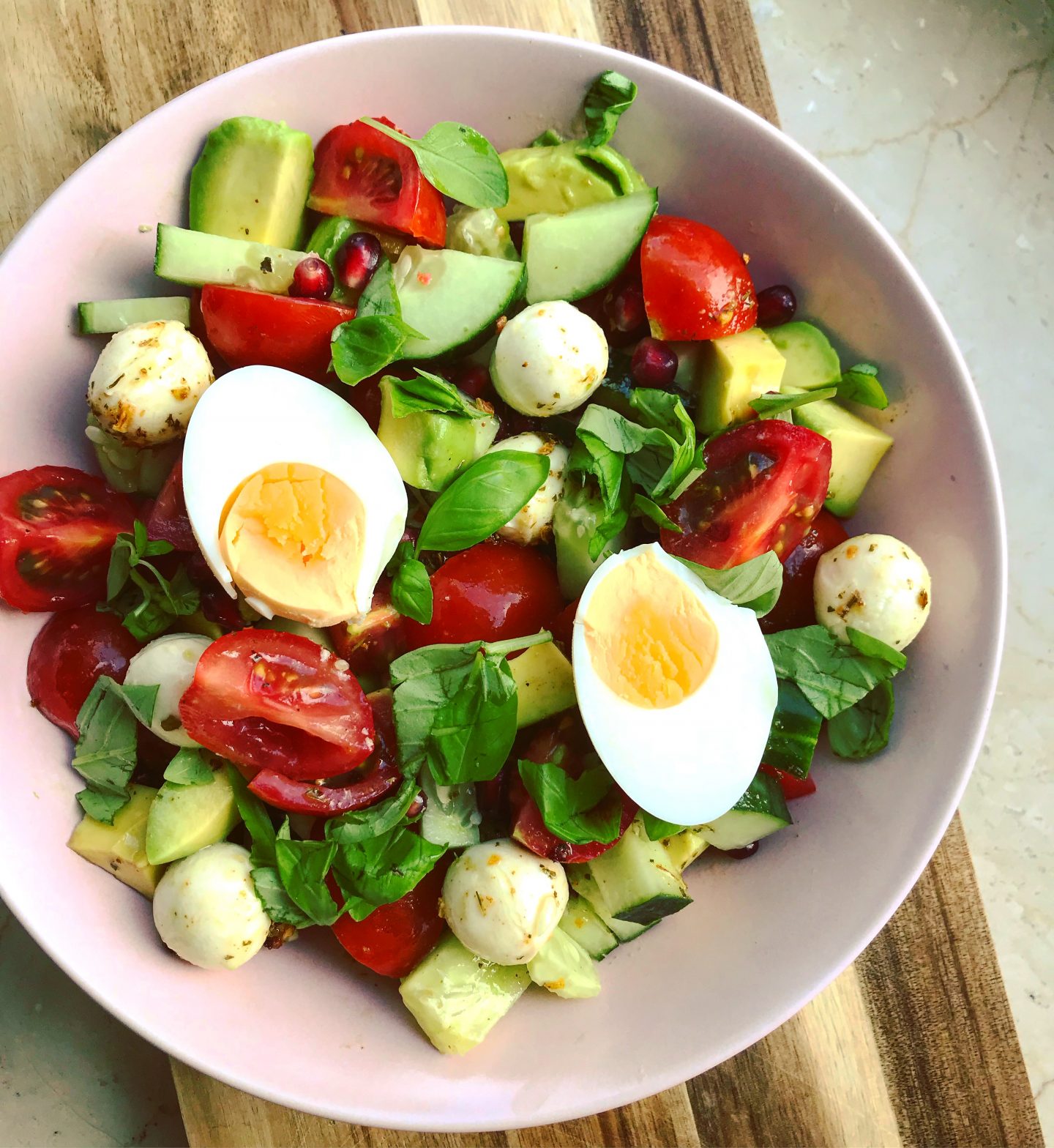 Caprese-Avocado Salat mit Granatapfel und Basilikum