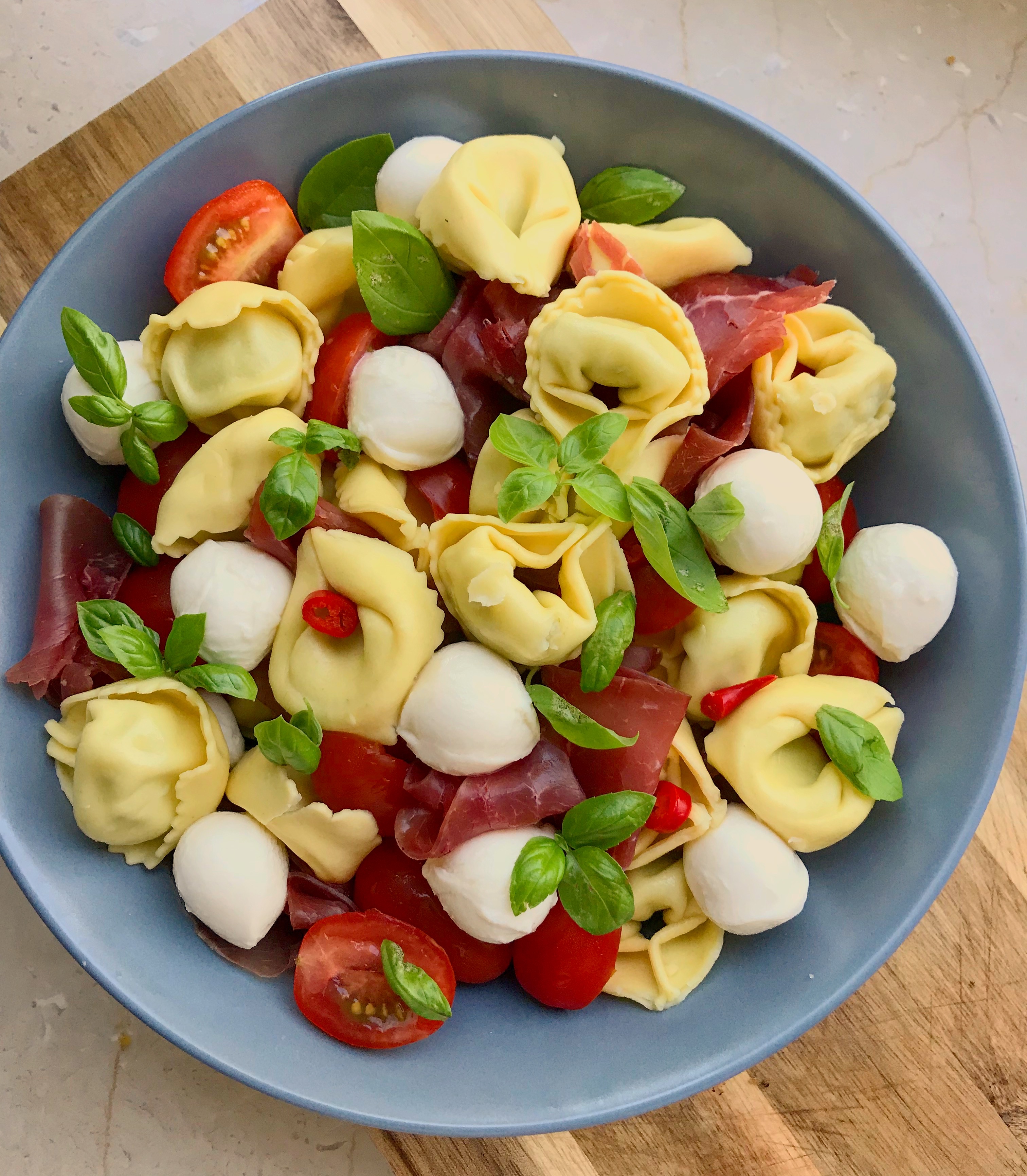 Tortellini-Salat mit Rinderschinken und Mozzarella - Kochhochgenuss