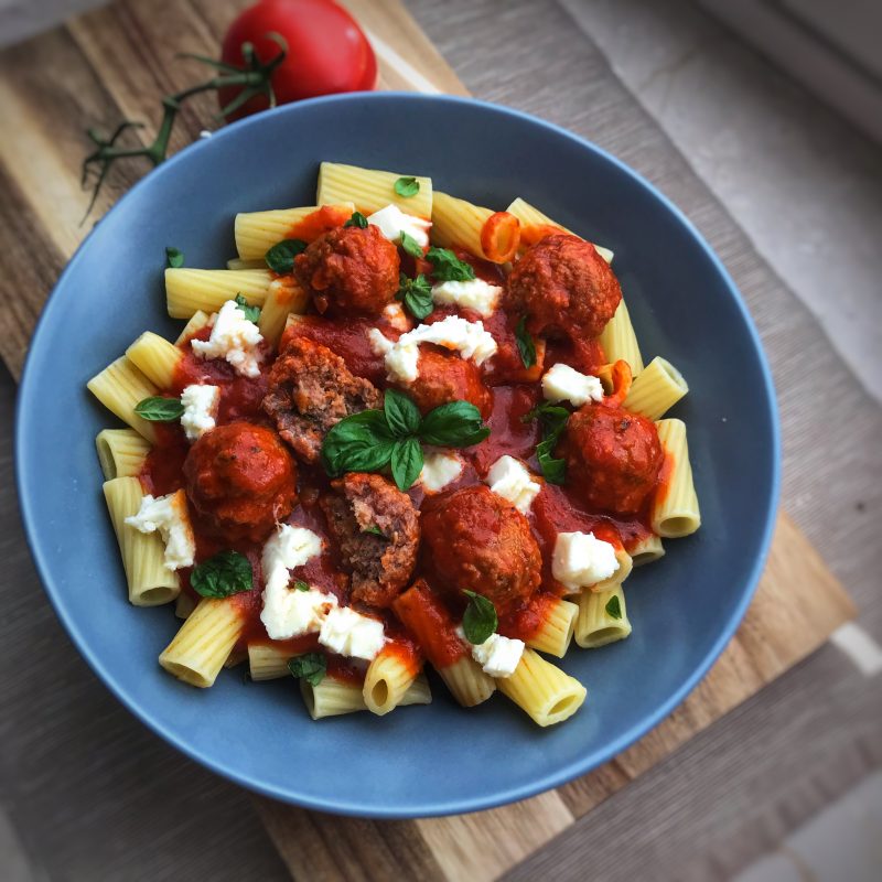 Pasta mit Tomaten-Hackbällchen Soße - Kochhochgenuss