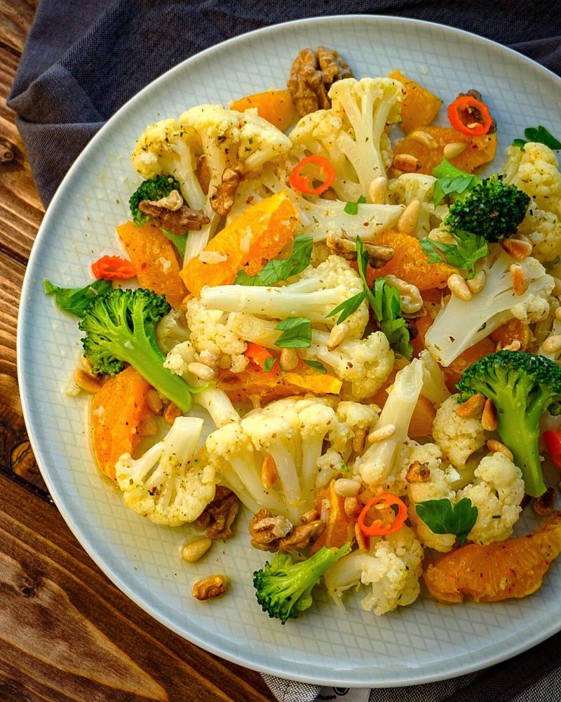 Blumenkohl-Orangen Salat mit Nüssen - Kochhochgenuss