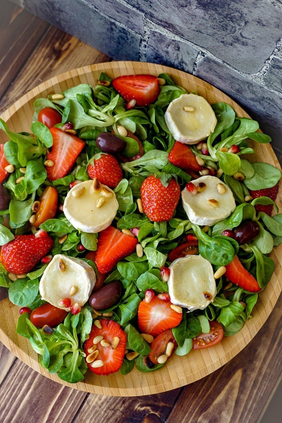 Feldsalat mit Ziegenkäse und Erdbeeren