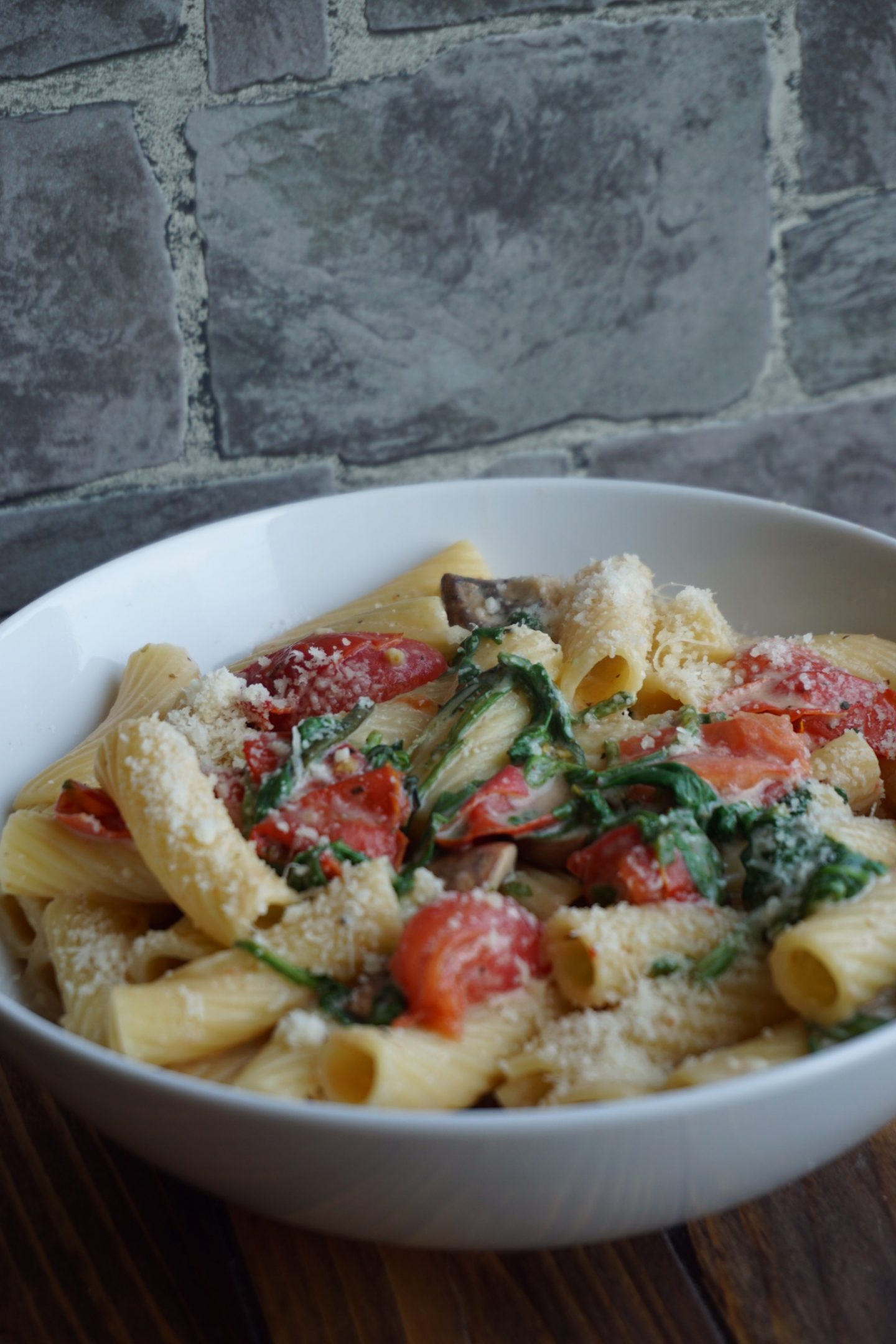 Rigatoni Verdure mit Spinat und Tomaten - Kochhochgenuss